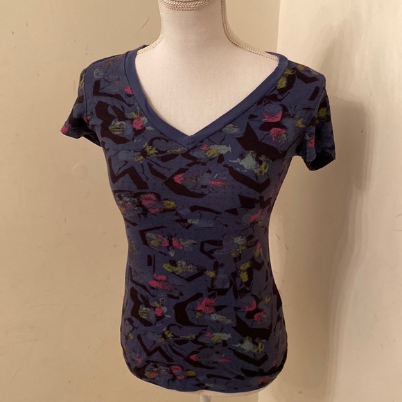 🥭 (4 for $15) Insect Abstract V-Neck - Picture 1 of 8